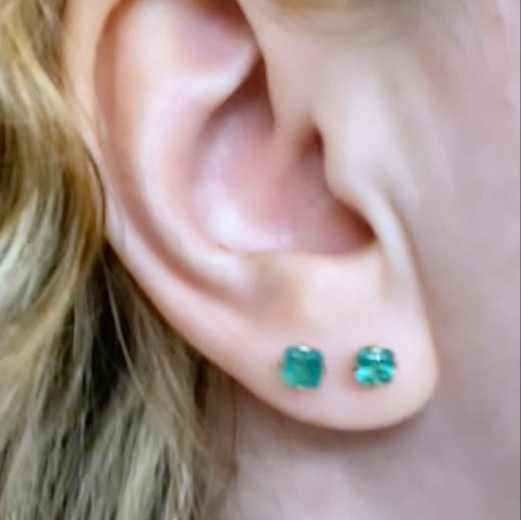 Elegant Natural Emerald Stud Earrings - Picture 9 of 11